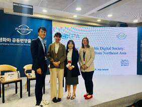 A group of people standing in front of a large screen
AI-generated content may be incorrect.