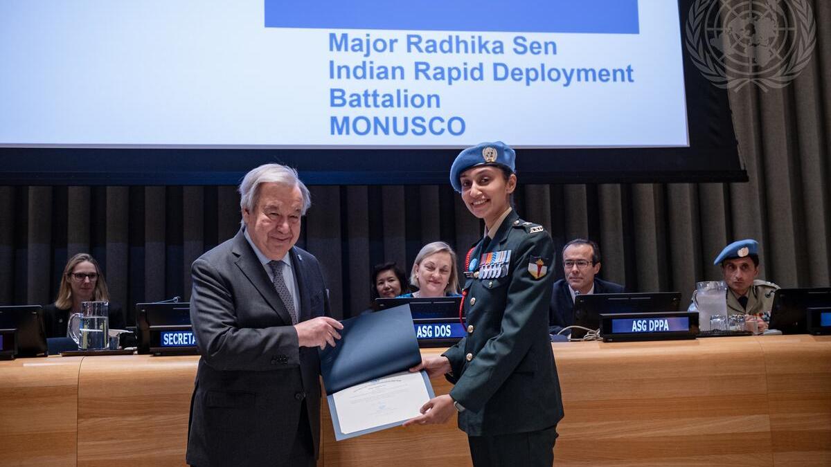 Secretary-General António Guterres (left) presents the Military Gender Advocate of the Year Award to Major Radhika Sen (right). 