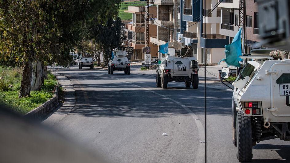  الجيش الفرنسي/باسيلي بينيو قوات حفظ السلام التابعة للأمم المتحدة تقوم بدوريات في دير كيفا في جنوب لبنان.