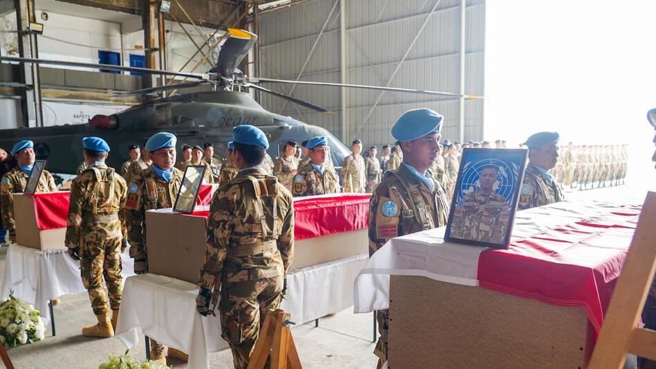 在贝鲁特举行的纪念仪式上，向阵亡的印尼维和人员致以崇高敬意。