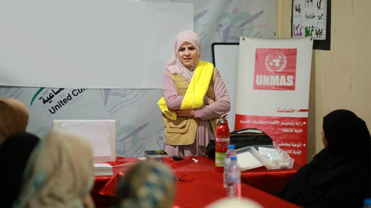 Beneficiaries are briefed on how to manage a fracture during Conflict Preparedness and Protection training.