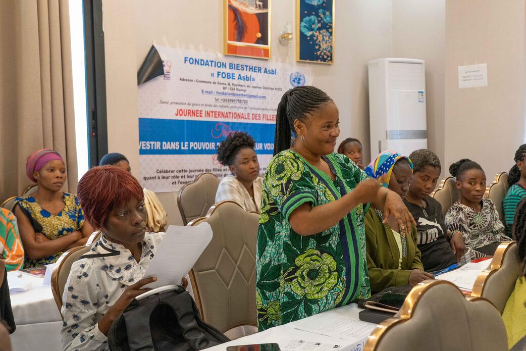 Un orateur s'adresse à un public.