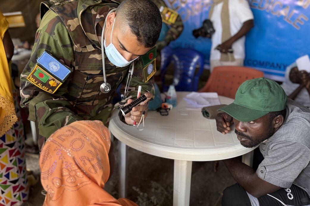 Un Casque bleu de l'ONU examine médicalement les membres de la communauté
