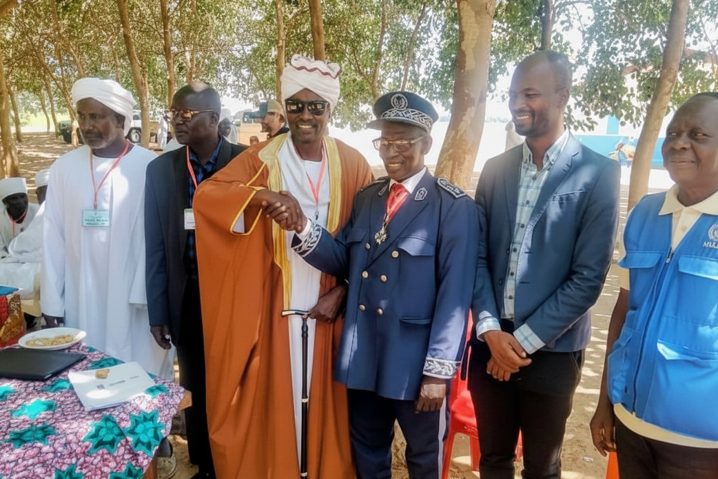 Un groupe de officiels sourit à la caméra