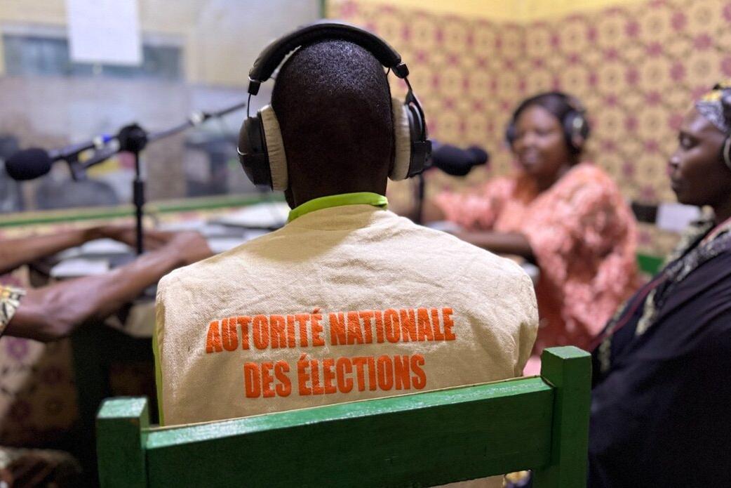 Un représentant porte un gilet avec les mots « Autorité Nationale des Élections ».