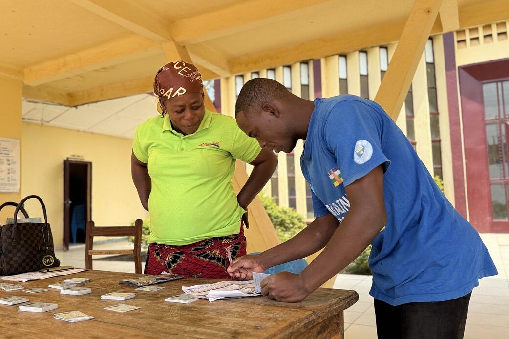 Des représentants travaillent dans un bureau de vote.