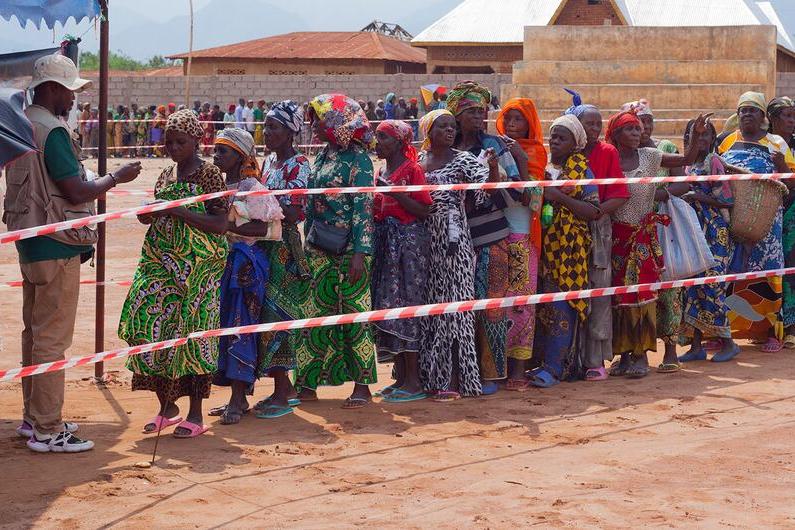 Des personnes déplacées font la queue pour recevoir l'aide du PAM dans la province du Sud-Kivu, en République démocratique du Congo.