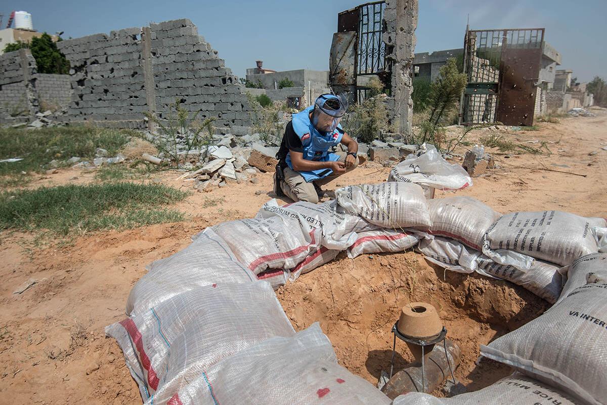 Free Fields Foundation (3F) team leader performing rendsafe procedure in Tripoli (supported by UNMAS and Italian Government).