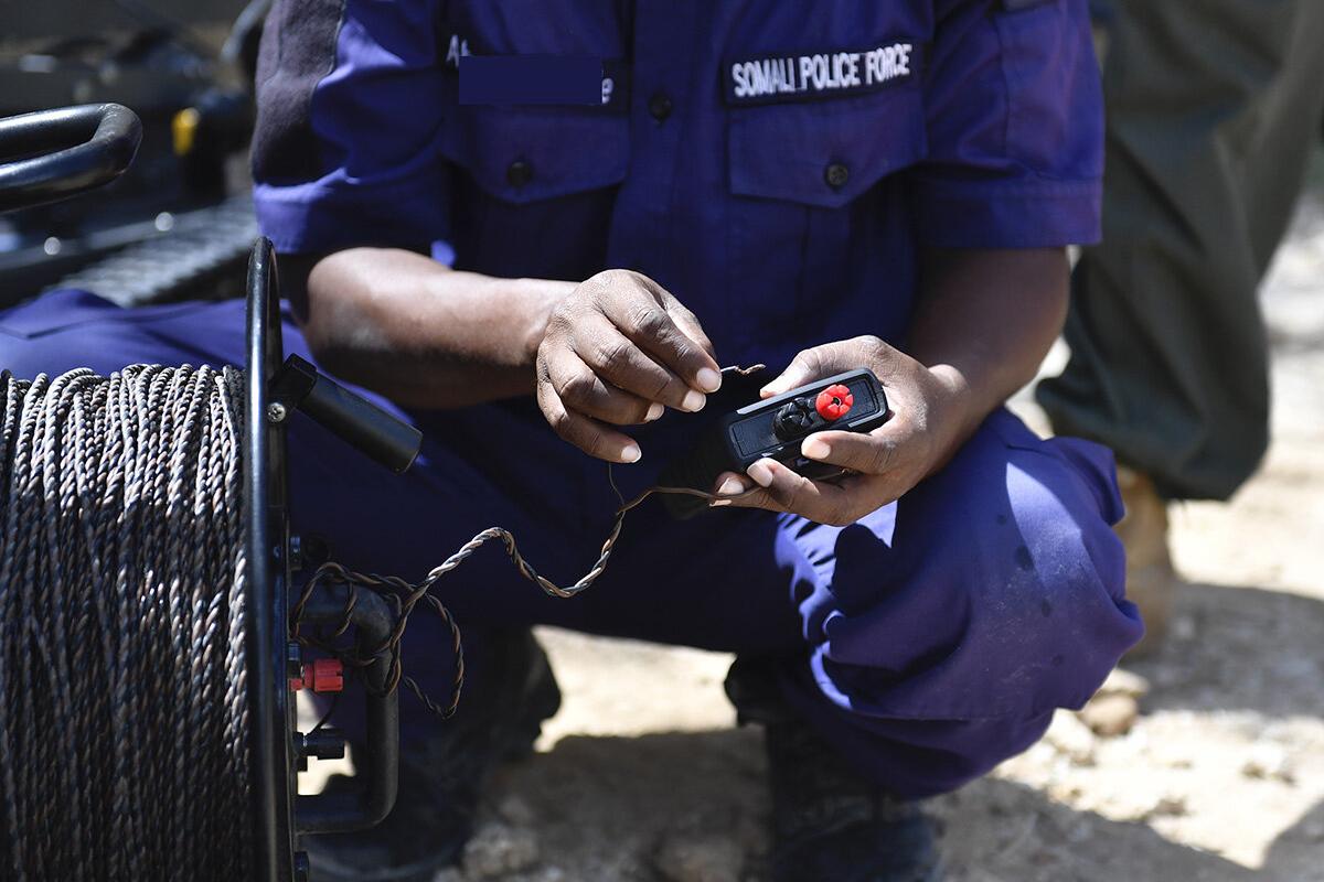 A Somali Police Force officer undergoes demolition training provided by UNMAS.