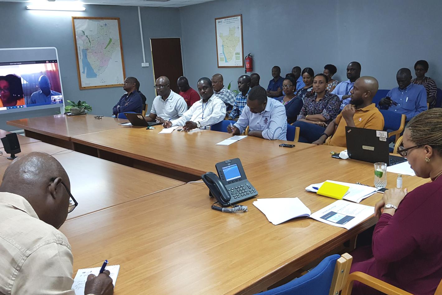 En parole comme en acte! Depuis leur domicile, le personnel de l'OSESG-B de retour de congé et en quarantaine autonome rejoint le chef de bureau et ses collègues dans un briefing hebdomadaire COVID-19 via VTC, 18 mars 2020. ONU/Napoleon Viban