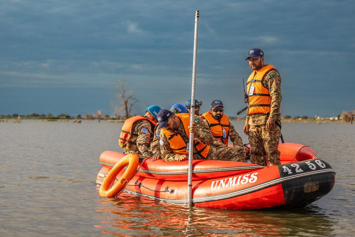 Des Casques bleus de la MINUSS inspectent les eaux de crue depuis un bateau